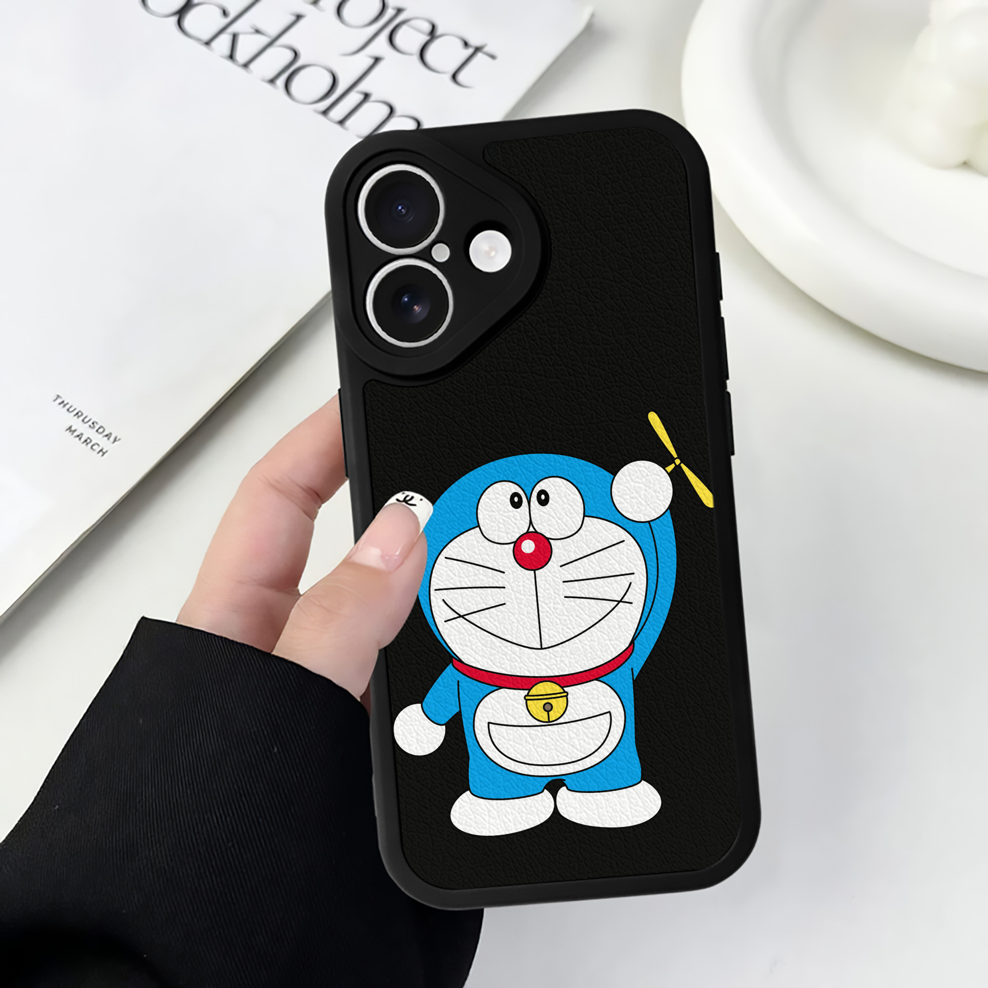 （画像用） ドラえもん Doraemon 【iPhone 16シリーズ対応】シリコンスマホケース（レザー調） 材質：シリコン